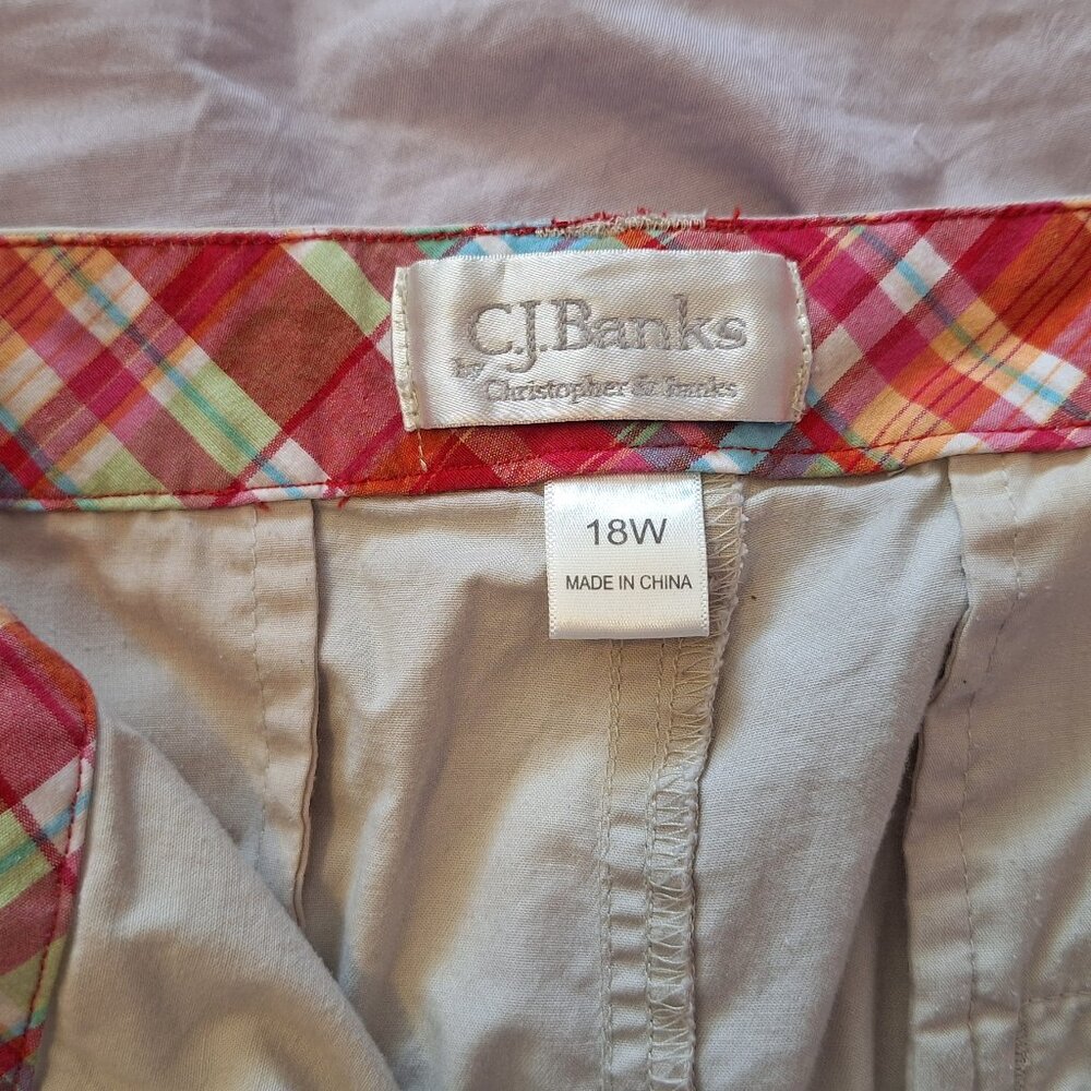 Woman's Shorts - Picture 4 of 9